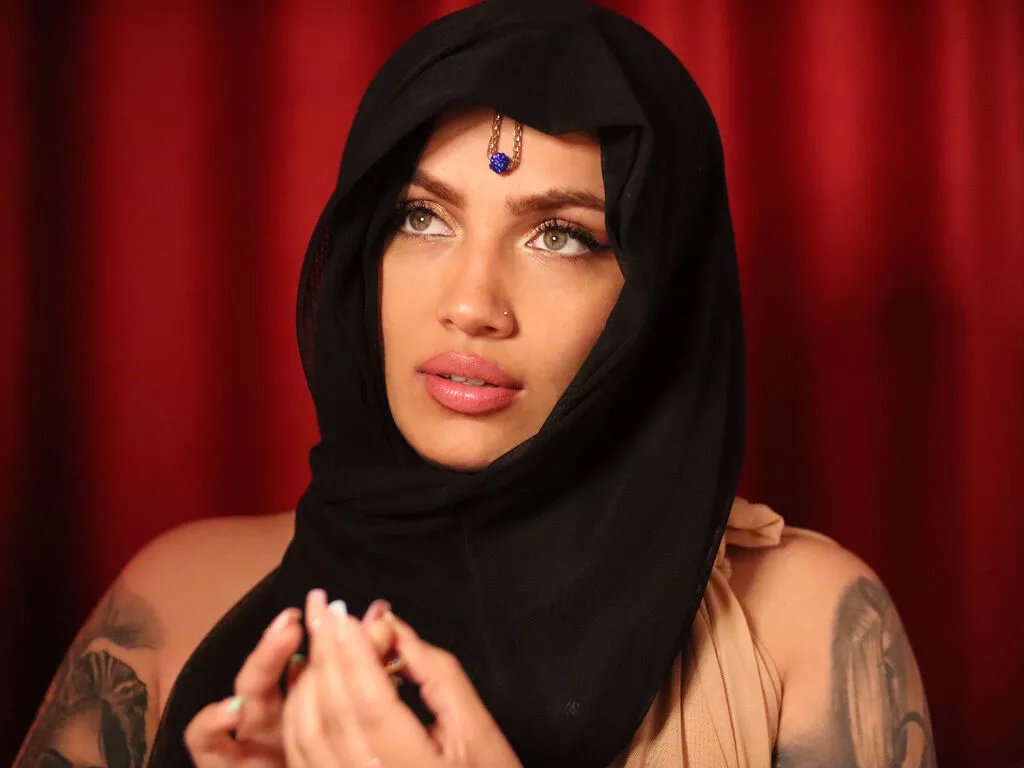 LuciaLyone from LiveJasmin